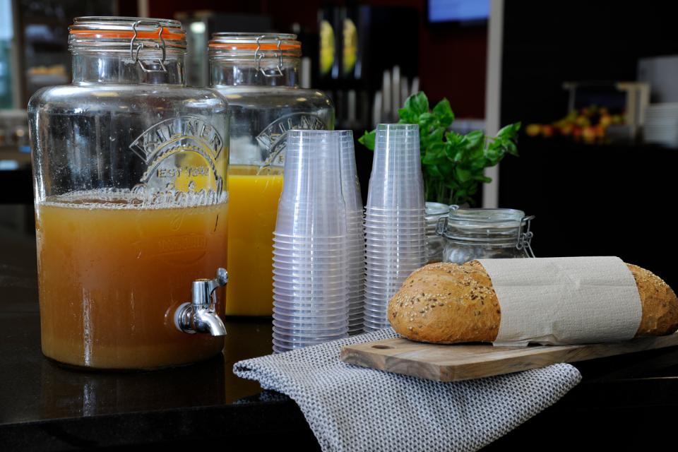 Juice, kopper og lækkert brød