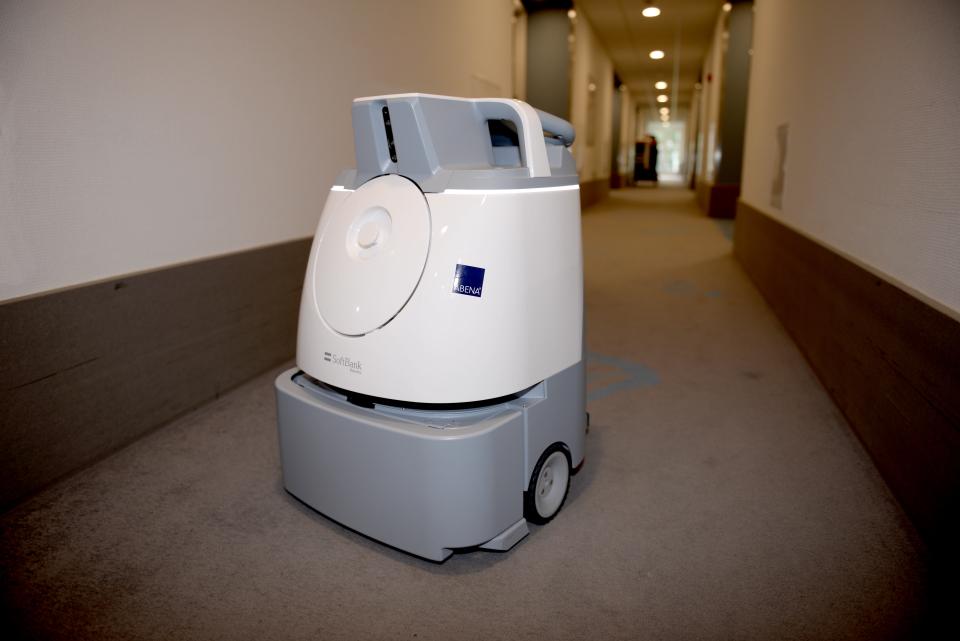 Rengøringsrobot, der rengr gulvet på et hotel.