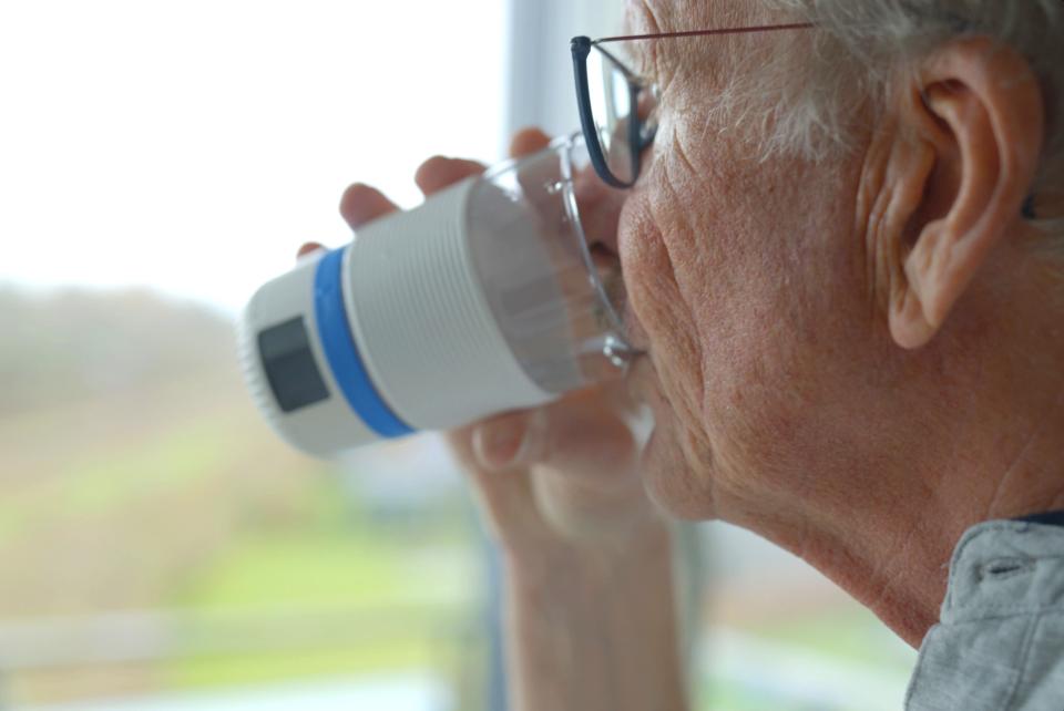 Mand, der drikker af AQUATIME glas