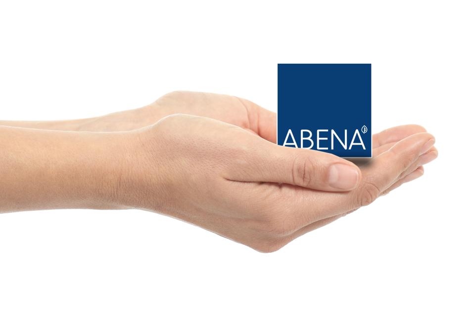 Hånd der holder ABENA-logo.