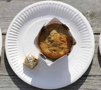 Engangstallerken med kaolincoating med muffin ovenpå.